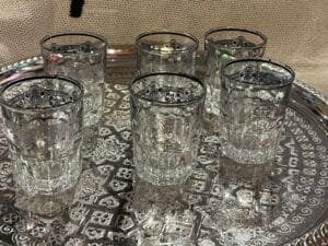 Silver moroccan tea glasses verres a the argentes sur plateau marocain
