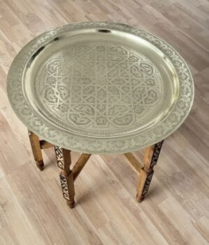 Moroccan-tea-table-folding-wood-stand-detail table marocaine en cuivre avec pieds en bois de cedre