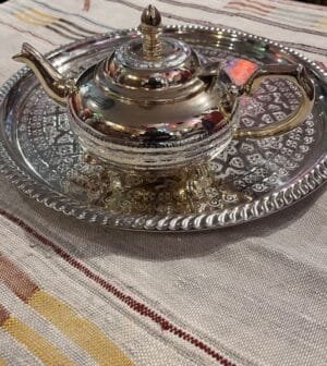 Theiere marocaine doree et argentee Theiere marocaine doree et argentee