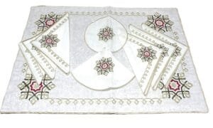 TraySet_Fabric_GoldRedGreen_Embroidered_Front couvre plateau avec napperons et main pour theiere