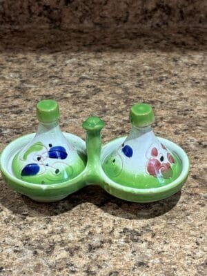 mini-tagine-ceramic-green-white-lifestyle Mise en scène du mini tagine en ceramique vert et blanc avec fait main pour epices