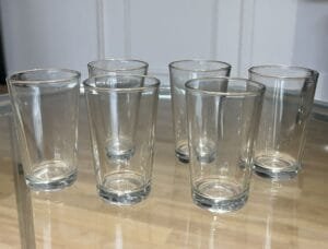 moroccan-tea-glasses-clear-close-up Gros plan du verres a the marocains en transparent pour the, boisson