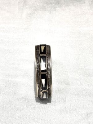 Vintage-Berber-Bracelet-angeled Les détails apportent une touche unique à ce bracelet.