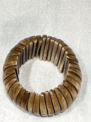 stretch-bone-bracelet Ce bracelet en os extensible de style vintage