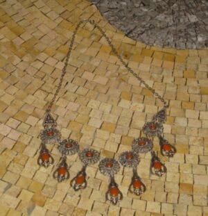 orange-silver-necklace bijou ancien en filigrane d'argent ou un bijou bohème affirmé.